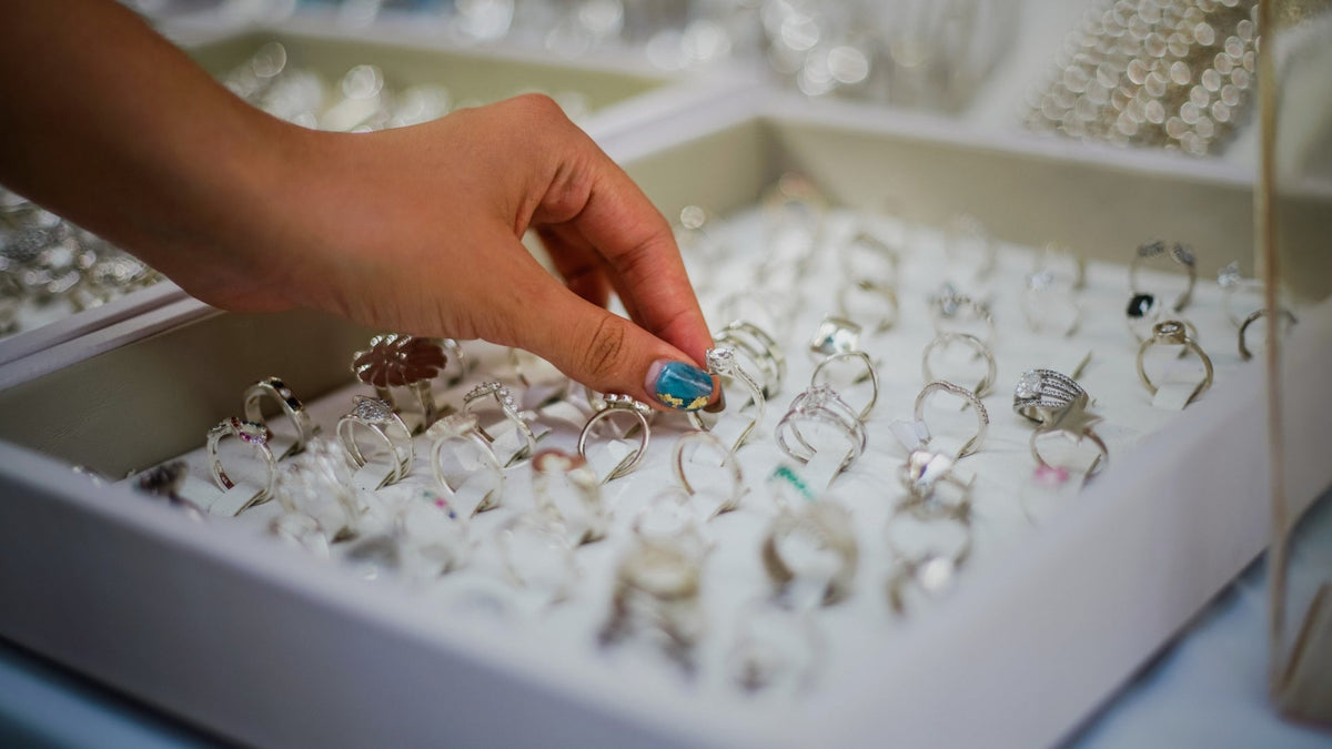 Argent 925 vs Laiton Argenté : Comment Reconnaître une Vraie Bague en Argent Massif