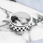 bague-anti-stress-carreaux-blancs-et-noirs-echiquier-argent-dessus
