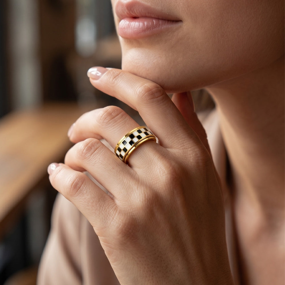 bague-anti-stress-carreaux-blancs-et-noirs-echiquier-femme