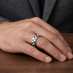 bague-anti-stress-carreaux-blancs-et-noirs-echiquier-homme