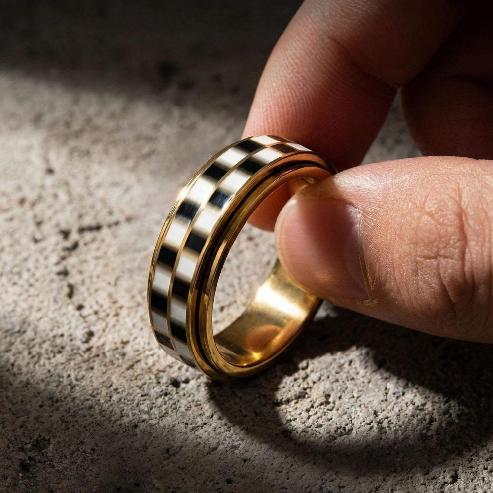 bague-anti-stress-carreaux-blancs-et-noirs-echiquier-rotation
