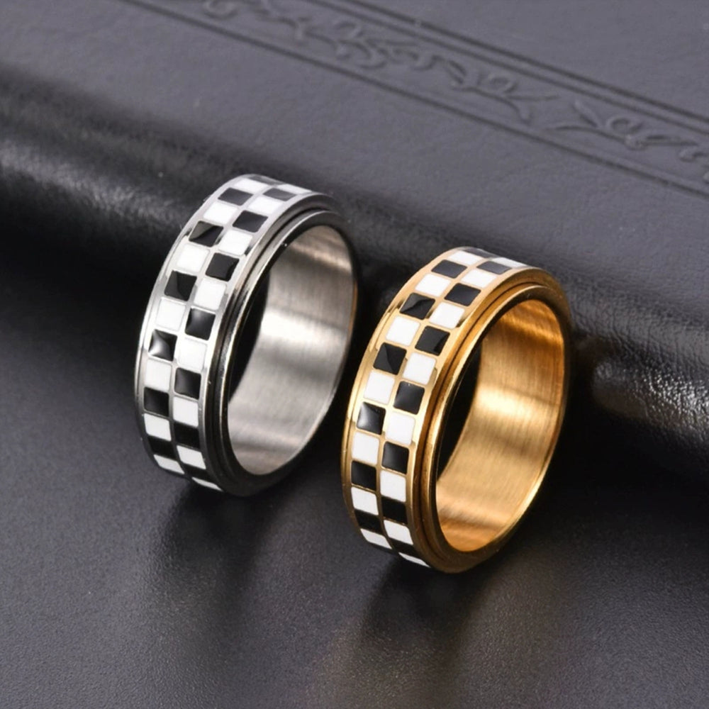 bague-anti-stress-carreaux-blancs-et-noirs-echiquier-situation