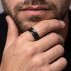 bague-anti-stress-chiffres-romains-avec-anneau-rotatif-aurelius-situation-homme