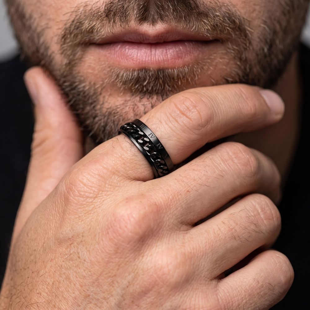 bague-anti-stress-chiffres-romains-avec-anneau-rotatif-aurelius-situation-homme