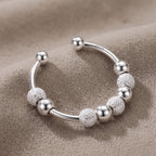 bague-anti-stress-en-argent-avec-perles-situation-dessus