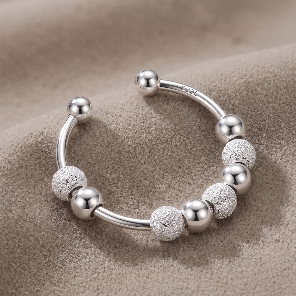 bague-anti-stress-en-argent-avec-perles-situation-dessus
