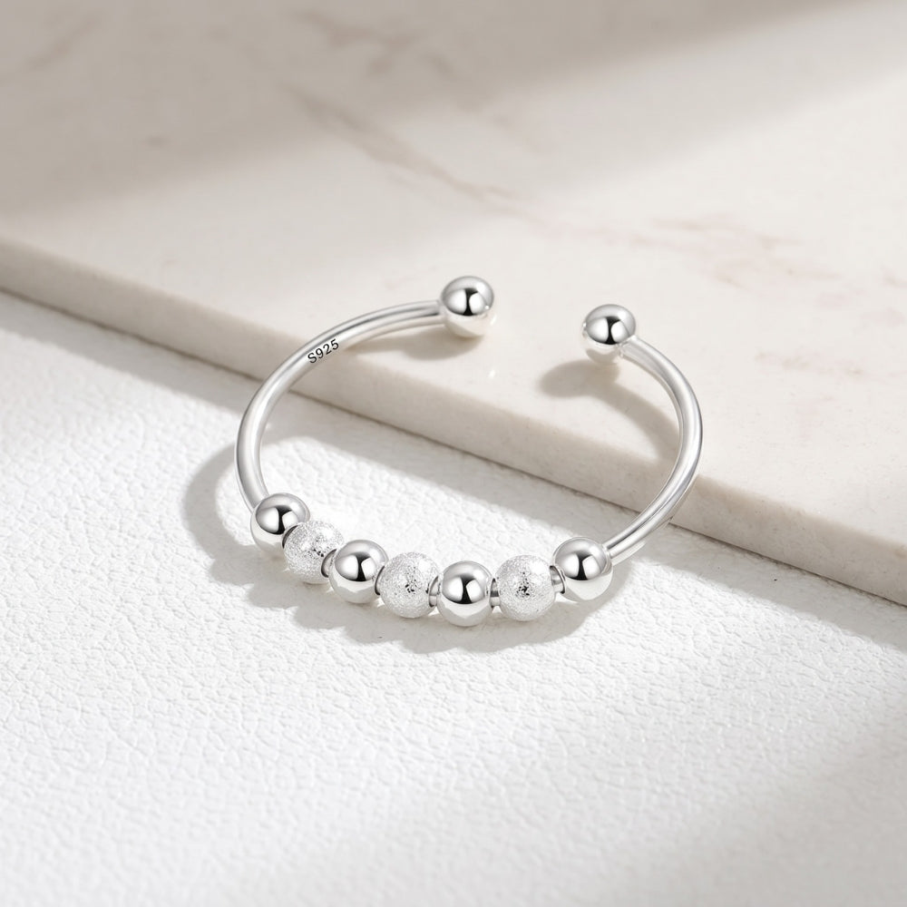 bague-anti-stress-en-argent-avec-perles-situation