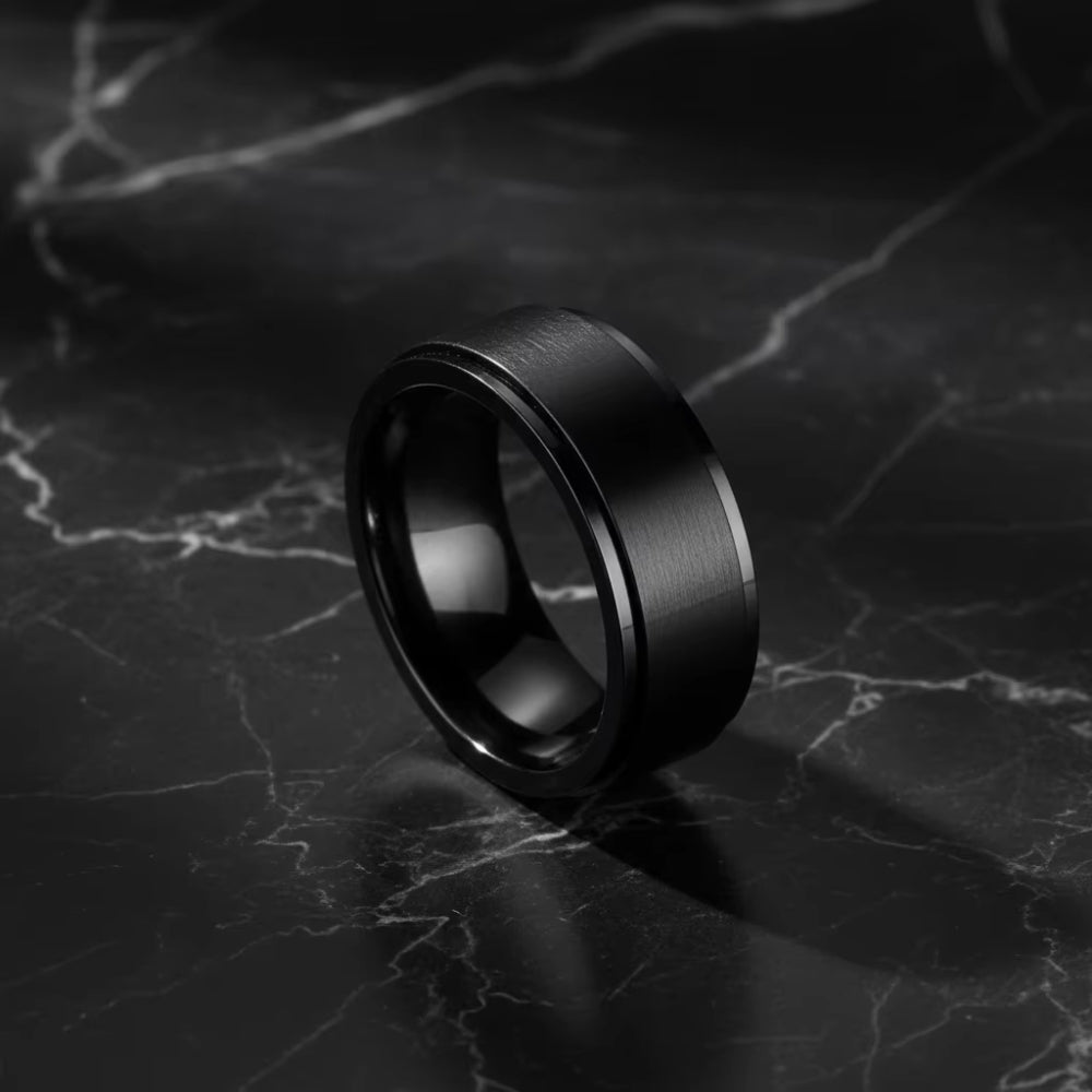 bague-anti-stress-rotative-en-acier-inoxydable-brosse-stoic-noir-situation