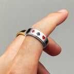 bague-anti-stress-rotative-motifs-cartes-ace-doigt