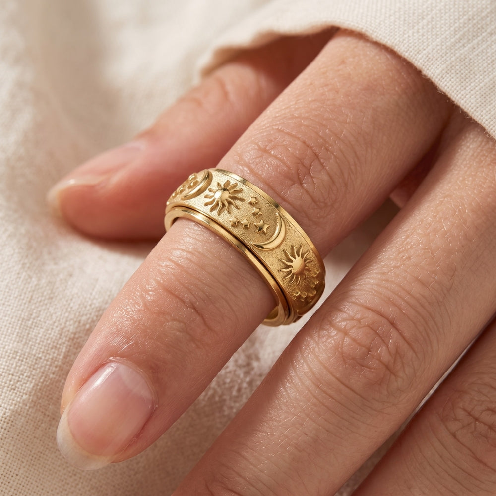 bague-anti-stress-soleil-lune-etoiles-celeste-femme-situation
