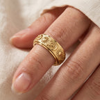 bague-anti-stress-soleil-lune-etoiles-celeste-femme-situation