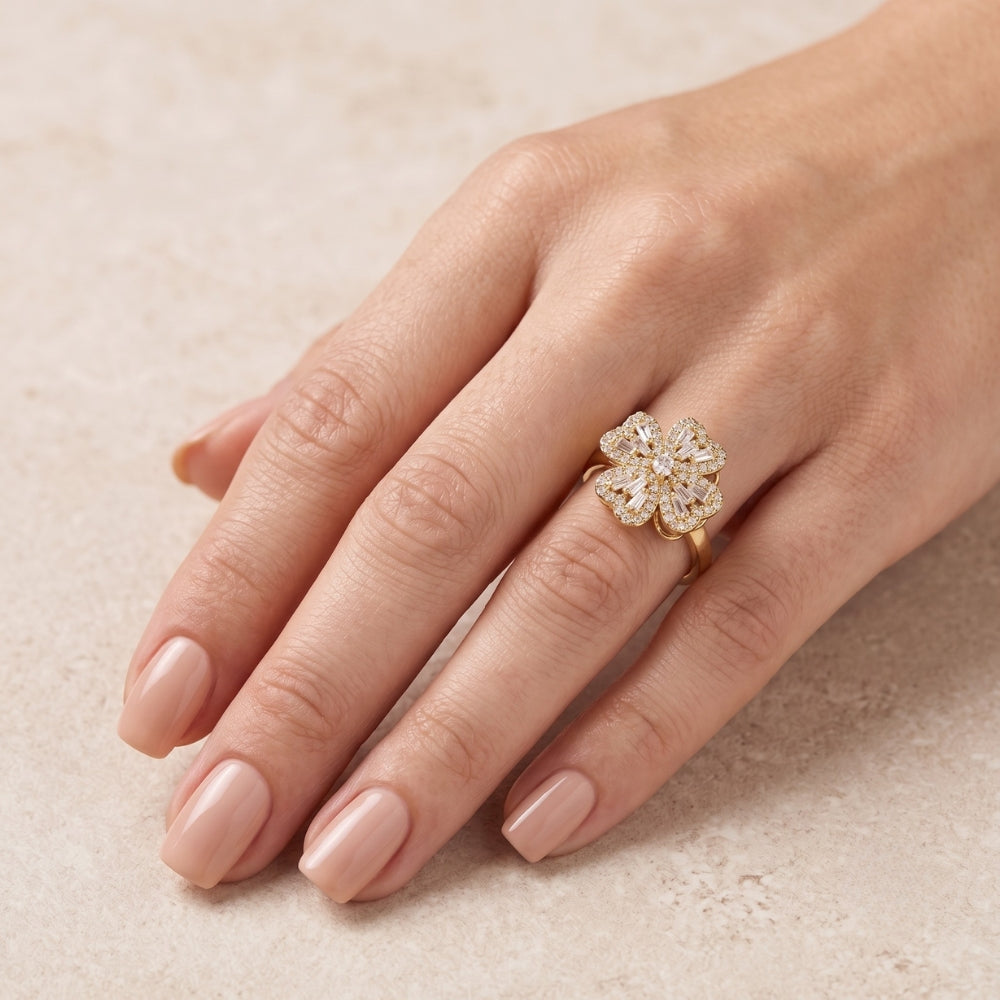 bague-anti-stress-trefle-quatre-feuilles-diamant-clover-main-dessus